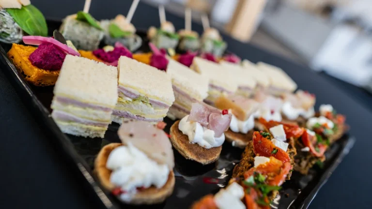 Plateau de petits canapés variés et colorés