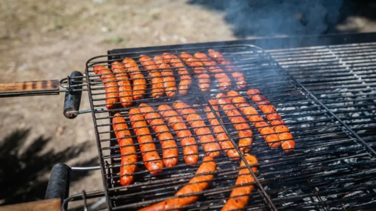 Saucisses grillant sur un barbecue extérieur